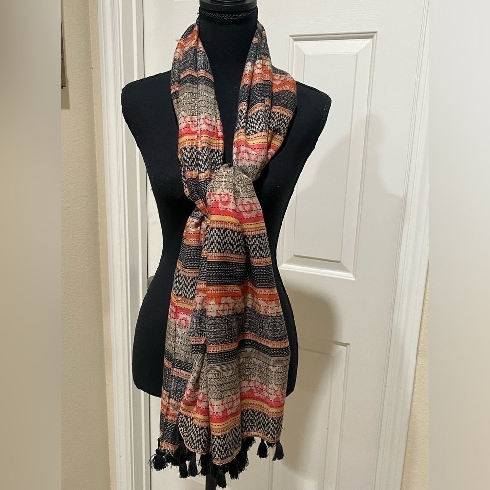 EDDIE BAUER AZTEC—BOHEMIAN TEXTURED TASSLE SCARF.